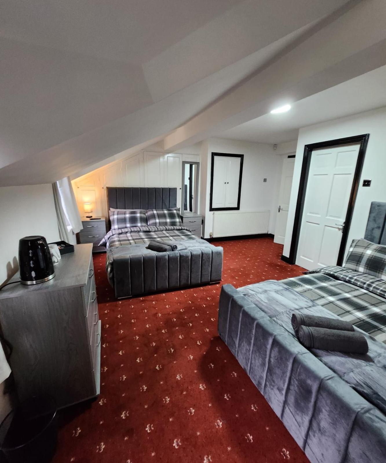 Rainsough Cottage Entire House Sleeps Upto 22 - Free Parking & Wifi - Manchester — Photos 2
